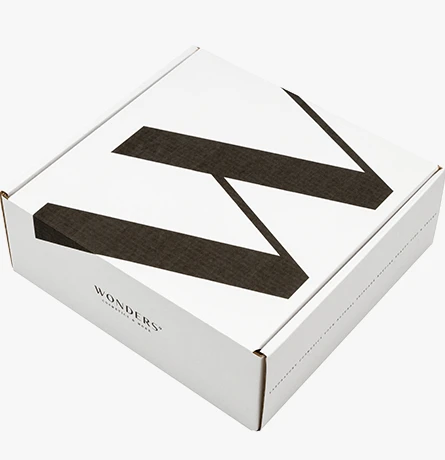 indywidualne opakowania z logo, tworzące unikalne doświadczenie otwierania paczki od marki Wonders